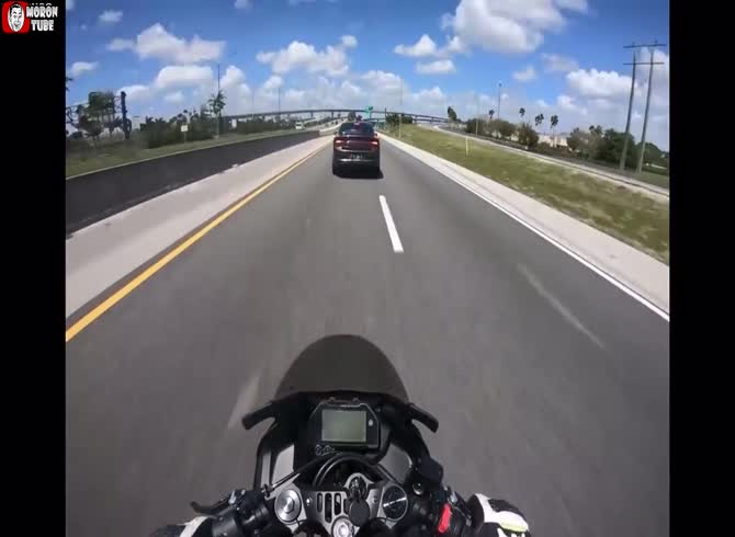 Video :When a policeman abruptly stops to slow down a motorcycle, he collides with his vehicle!